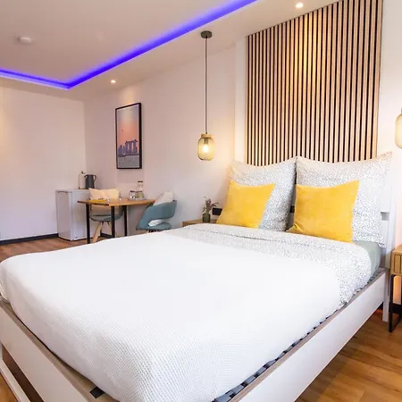 Penzion Shiny Singapore - - Doppelzimmer Mit Gemeinschaftsbad Kolín nad Rýnem