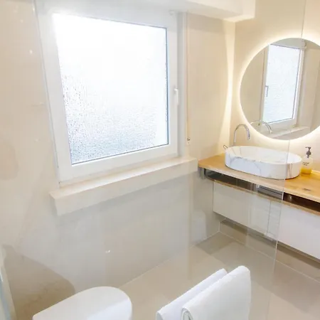 Shiny Singapore - - Doppelzimmer Mit Gemeinschaftsbad Kolonia