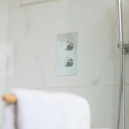 Shiny Singapore - - Doppelzimmer Mit Gemeinschaftsbad Gasthof